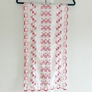 Vintage embroidered linen / table runner